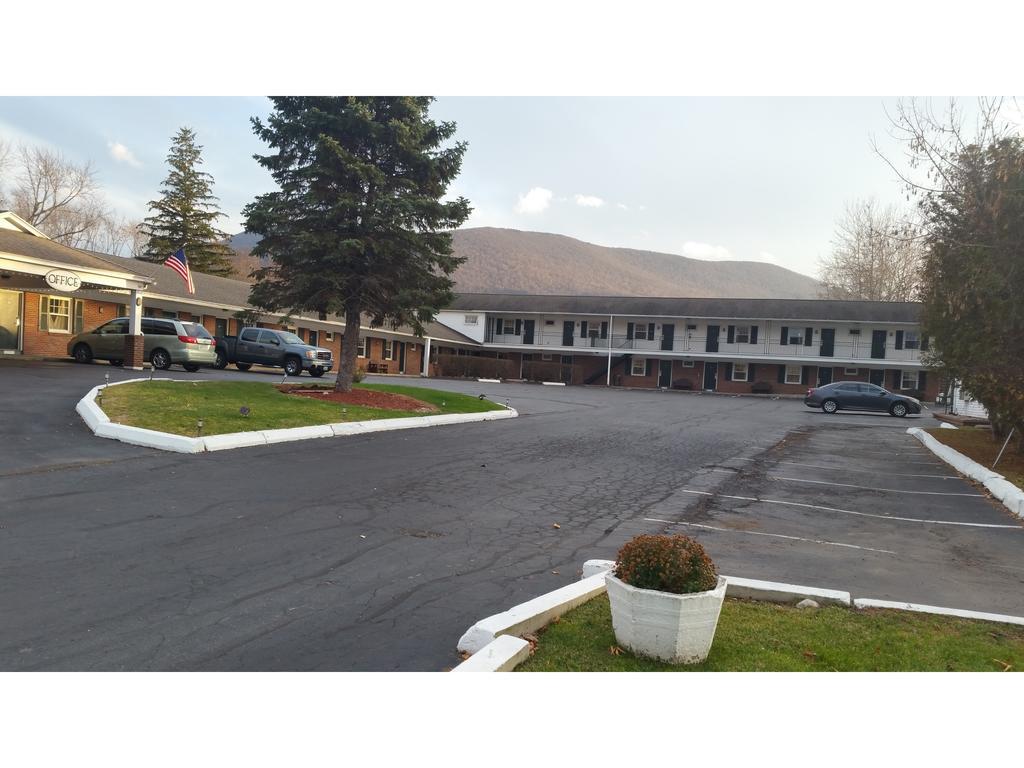 Howard Johnson By Wyndham Williamstown Exterior foto